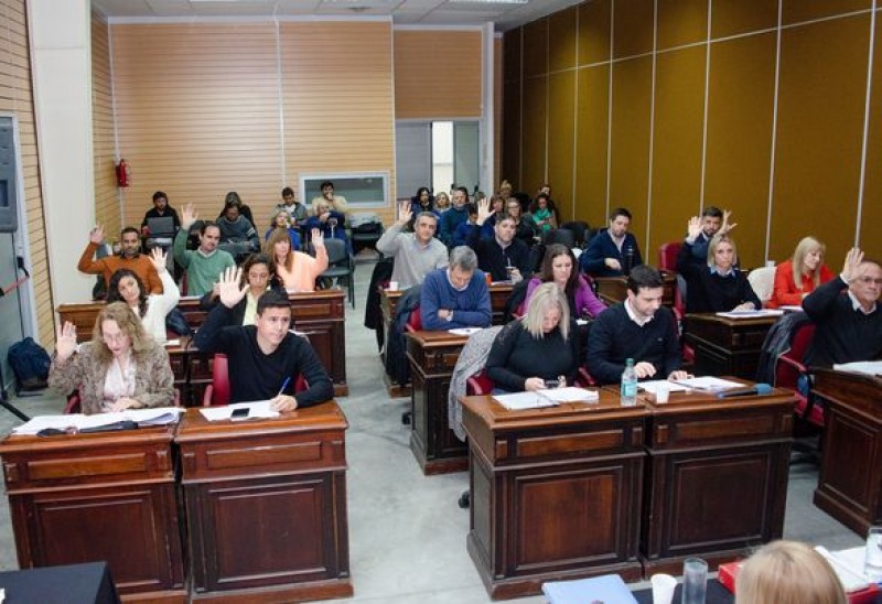 Concejales libertarios se oponen al agua gratuita en bares